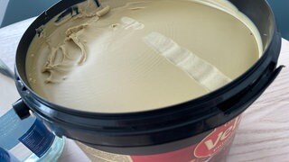 Die Pistaziencreme für die Dubai-Schokolade beim Großhändler