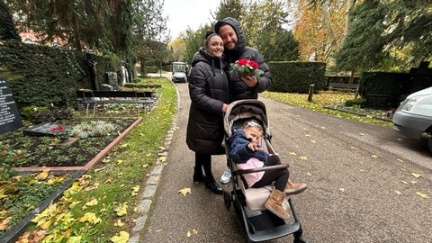 Familie Röblreiter vor Allerheiligen beim Besuch auf dem Hauptfriedhof in Karlsruhe. Sie finden, dass das Gedenken an Tote auch etwas Positives sein kann.