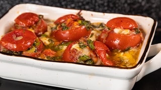 Rezept: leckerer Auflauf mit Tomaten und typisch italienischen Köstlichkeiten wie Basilikuum, Parmesan und Parmaschinken