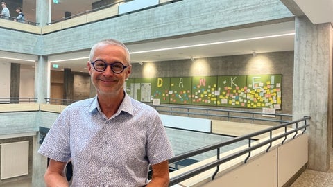 Schulleiter Heiko Schweigert steht im Gang des reovierten Schulgebäudes in Plochingen.
