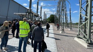 Tag der Offenen Tür im neuen Umspannwerk Bühl: Besuchergruppen konnten einen Blick in die Anlage werfen