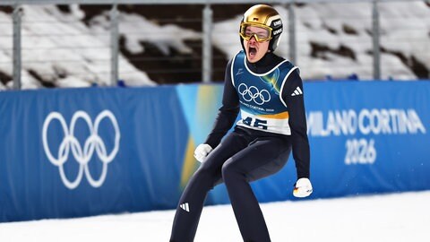 Olympia, Olympische Winterspiele Mailand Cortina 2026, Ski nordischSkispringen, Normalschanze, Männer, Durchgang 2, Philipp Raimund (Deutschland) jubelt über seinen Sieg.