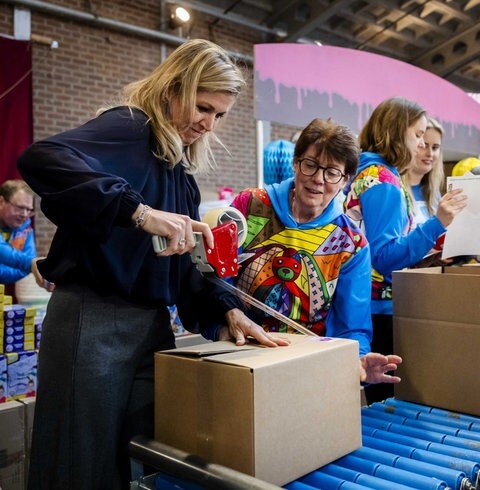 Königin Máxima verpackt Geburtstagsgeschenke für arme Kinder.