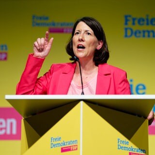 Die FDP-Landesvorsitzende Daniela Schmitt bei einer Rede (Archivbild). Sie fordert ein klares Bekenntnis der Bundesregierung zum Ausbau der A643.