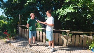 SWR-Reporter Florian Peking interviewt Janic Reineke vom Höhengasthaus Haldenhof