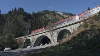 Ein Railjet auf einer Brücke der Arlbergbahnstrecke. Die Bahnstrecke ist wegen Sanierung gesperrt.