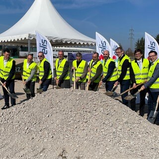 Gut gelaunte Gesichter beim Spatenstich für die Wäscherei in Landstuhl.