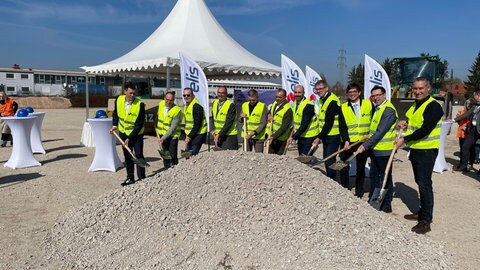 Gut gelaunte Gesichter beim Spatenstich für die Wäscherei in Landstuhl.