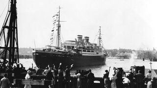 Der HAPAG-Dampfer "Milwaukee" verlässt den Hamburger Hafen für eine Kreuzfahrt nach Island und Spitzbergen.