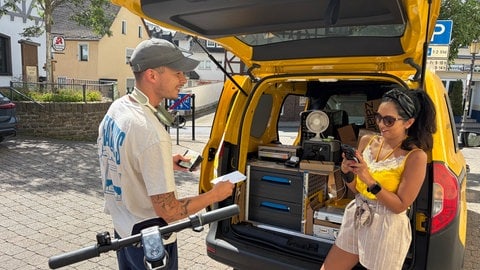 Mobiler Postservice in Koblenz-Güls: Anjili Kumar nimmt den Brief eines Kunden an