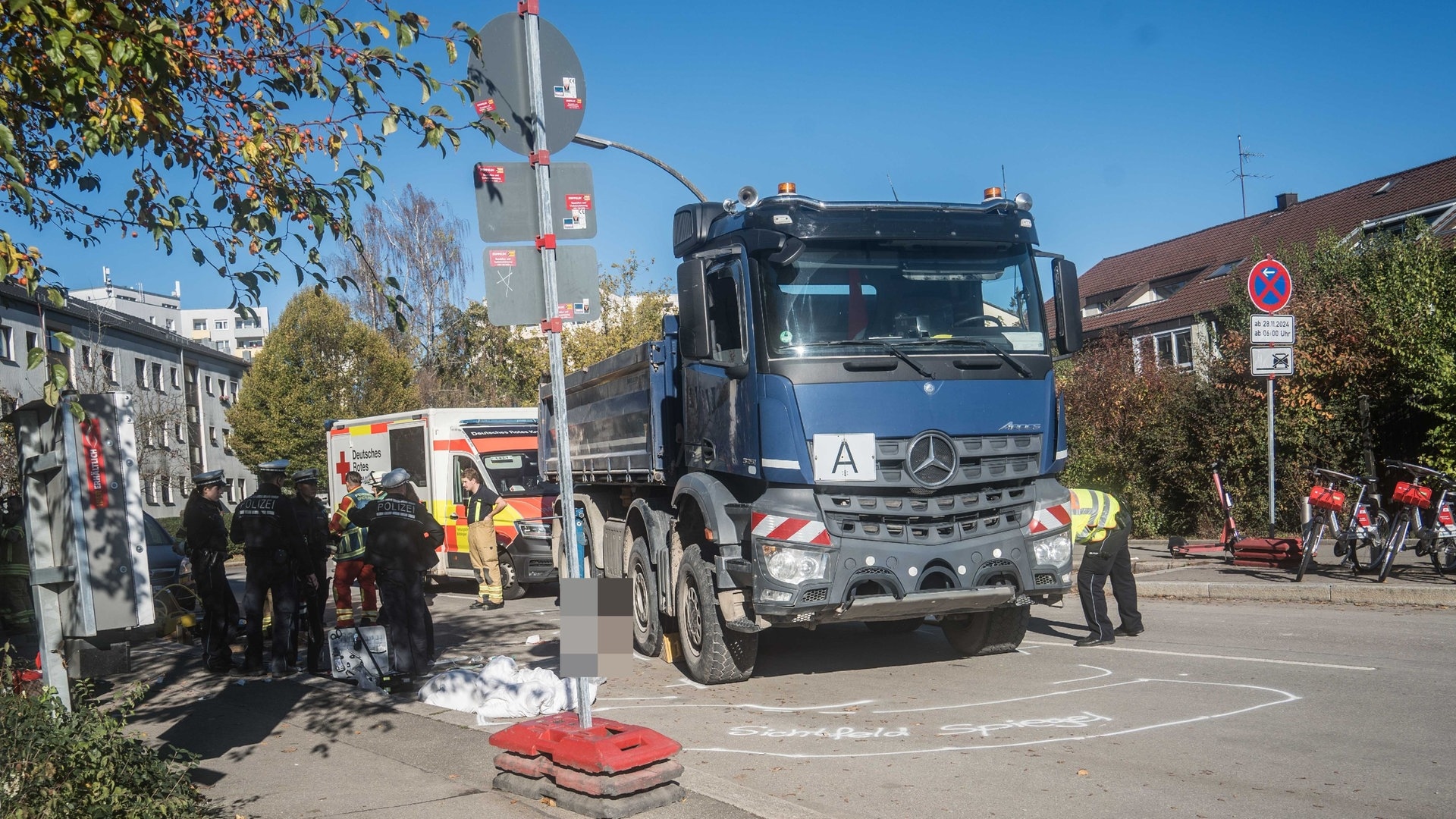 Unter Reifen von Lkw eingeklemmt: Frau lebensgefährlich verletzt