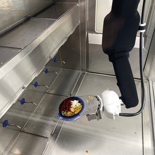 Seit einem Jahr ist der Kochroboter an der Uni in Kaiserslautern in Betrieb. 