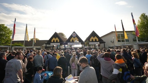 Besucherinnen und Besucher strömen auf das Maimarktgelände