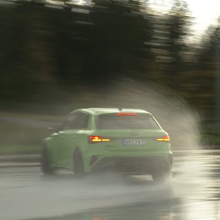 Ein Fahrzeug steht auf nasser Fahrbahn quer. So wird am Nürburgring geübt, richtig mit extremen Konditionen im Straßenverkehr umzugehen.
