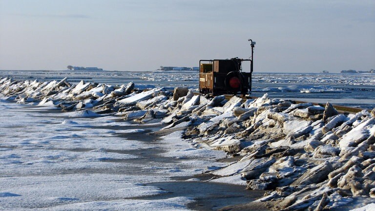 Ganz schön kalt ist es auf der offenen Lore, wenn man bei minus 16 Grad aufs Festland fahren muß.