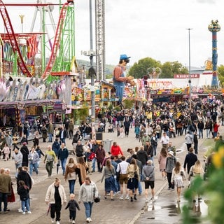 Besucherinnen und Besucher auf dem Cannstatter Volksfest 2026.