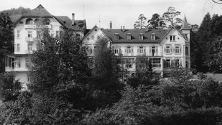 Der Südwestfunk nimmt aus dem Hotel „Kaiserin Elisabeth" den Sendebetrieb auf.