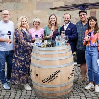Weindorf-Treff 2026 Stuttgart mit der Pfännle-Moderatorin Petra Klein mit Gäste: Ferdinand Eppli, (Betriebswirt, Diamantengutachter, Versteigerer), Michael Nagl (Bassbariton, Oper), Constanze Müller (Theaterleiterin STAGE Theater Stuttgart) und Weinprinzessin Anna Maria Joos 