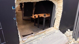 Einbrecher haben in Neckarsulm eine Wand eines Fahrradladens aufgeschnitten und E-Bikes im Wert von rund 100.000 Euro gestohlen.