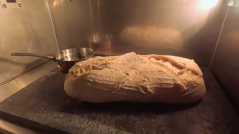 Am besten backt sich das Brot auf einer heißen Steinplatte. Das Wasser sorgt für eine knusprige Kruste.