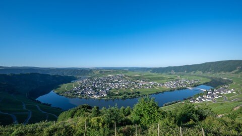 Die Moselschleife beim Weinort Piesport. Aus Sicht des rheinland-pfälzischen Landesrechnungshofes hat das Land zu viele und zu kleine Gemeinden.