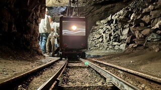 Reise unter Tage: Mit einer kleinen Eisenbahn geht es in das Besucherbergwerk im Kreis Kusel. 