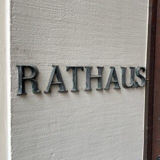 Schriftzug "Rathaus" in Baden-Baden: Die Stadt braucht dringend Sparkonzepte