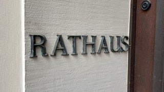 Schriftzug "Rathaus" in Baden-Baden: Die Stadt braucht dringend Sparkonzepte