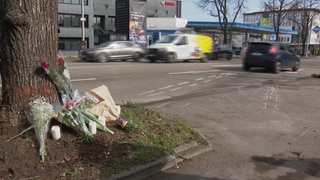 Blumen an der Straße in Ludwigsburg: Im März starben dort zwei unbeteiligte Frauen - ein mutmaßlicher Raser krachte in ihr Auto. Drei Männer stehen deshalb nun vor Gericht.