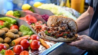 Ein frisch zubereiteter Döner (Symbolbild)