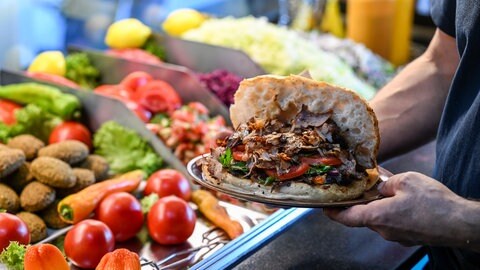 Ein frisch zubereiteter Döner (Symbolbild)