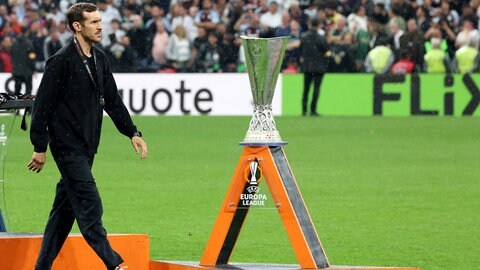 Julian Schuster (Trainer SC Freiburg) läuft nach dem Endspiel am Pokal der Europa League vorbei