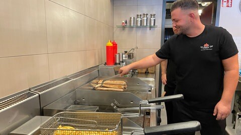 Albin Haracic ist der Chef vom Imbiss "Curry 76" in Karlsruhe-Mühlburg.