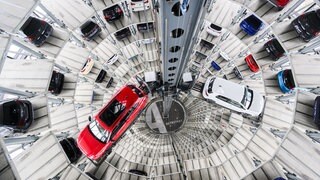 Autos stehen in einem Turm zur Auslieferung bereit (Symbolbild).