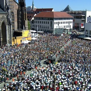 Mehr als 7.000 Bläserinnen und Bläser sind nach Angaben der Veranstalter auf dem Münsterplatz zur Schlussfeier zusammengekommen.