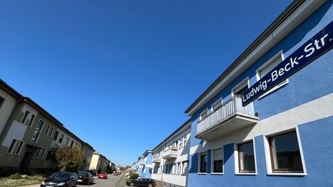 In der Ludwig-Beck-Straße steht eine Reihe von Mehrfamilienhäusern aus den 1950ern. Sie sind mittlerweile in die Jahre gekommen und sollen demnächst saniert werden.