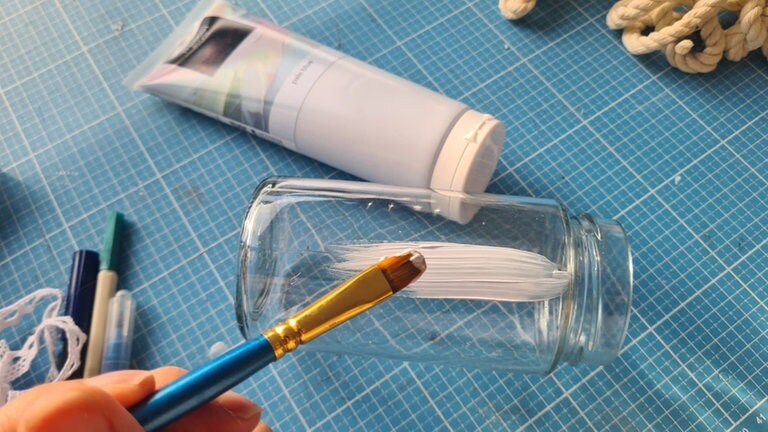 Das Glas mit einer dünnen Schicht Acrylfarbe bemalen und trocknen lassen. 
