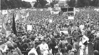 In Bonn trafen sich über 100 000 Menschen zu einer Demonstration für Frieden und Abrüstung. Bonn den 10.10.1981.