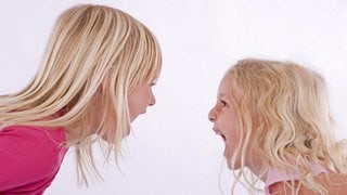 Zwei Kinder schreien sich an