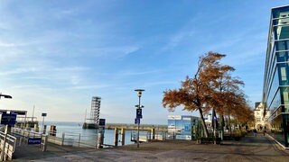 Blauer Himmel am Bodenseeufer in Friedrichshafen. Das Oktoberwetter war in der Region Bodensee-Oberschwaben wechselhaft, statistisch gesehen aber im Normbereich.