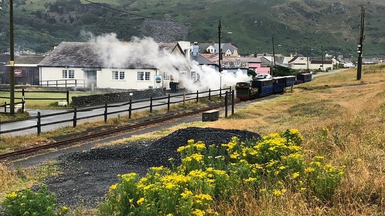 Die Fairbourne Railway startet in der Feriensiedlung Fairbourne und fährt hinter der Düne entlang bis zur kleinen Fähre, mit der man nach Barmouth übersetzen kann. 