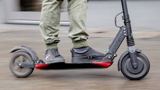 (Symbolbild) Ein Mann auf einem E-Scooter