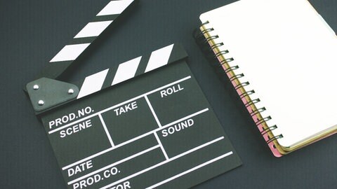 Filmklappe und Script-Block. © Colourbox