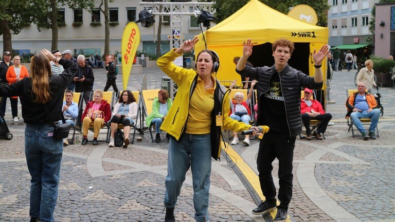 Sie gibt alles – Fastnachterin und Projektleiterin Julia Gehrlein tanzt auf dem Rathausplatz zu "Im Schatten des Doms".