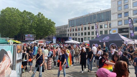 Menschen versammeln sich in Stuttgart zur Kundgebung beim CSD Stuttgart 2025.