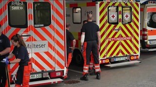 Zwei Rettungswagen stehen an der Notaufnahme der Uniklinik Freiburg.