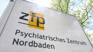 Ein Hinweisschild mit der Aufschrift "zfp - Psychiatrisches Zentrum Nordbaden"