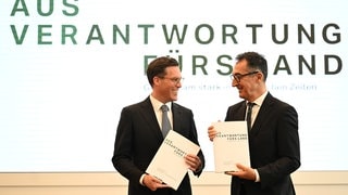 Cem Özdemir (Grüne) und Manuel Hagel (CDU) stellen den neuen Koalitionsvertrag vor.