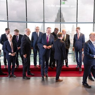 Bei der Ministerpräsidentenkonferenz in Mainz wird unter anderem um die Erhöhung der Pendlerpauschale und die Senkung der Mehrwertsteuer in der Gastronomie diskutiert. Zu Beginn der zweitägigen Konferenz versammeln sich die Teilnehmer zu einem Gruppenfoto. Die Ministerpräsidentinnen des Saarlands und von Mecklenburg-Vorpommern, Anke Rehlinger und Manuela Schwesig, fehlen aus privaten Gründen.