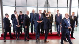 Bei der Ministerpräsidentenkonferenz in Mainz wird unter anderem um die Erhöhung der Pendlerpauschale und die Senkung der Mehrwertsteuer in der Gastronomie diskutiert. Zu Beginn der zweitägigen Konferenz versammeln sich die Teilnehmer zu einem Gruppenfoto. Die Ministerpräsidentinnen des Saarlands und von Mecklenburg-Vorpommern, Anke Rehlinger und Manuela Schwesig, fehlen aus privaten Gründen.